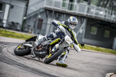 117149 701 SUPERMOTO 2016 Action 480