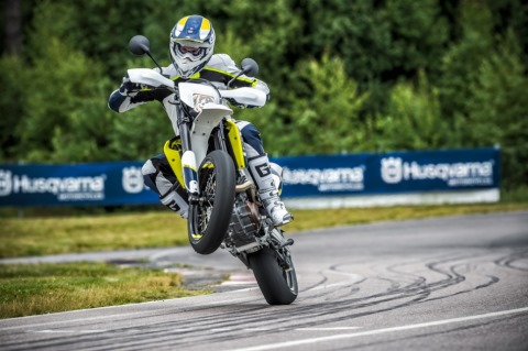 117150 701 SUPERMOTO 2016 Action 480