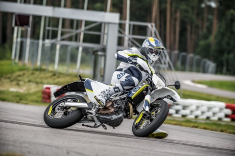 13497 701 SUPERMOTO 2016 Action 480