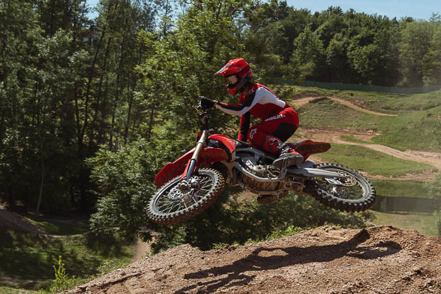 my27 ducati desmo450mx action 7 13