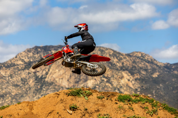 25 honda crf250r action 12 4