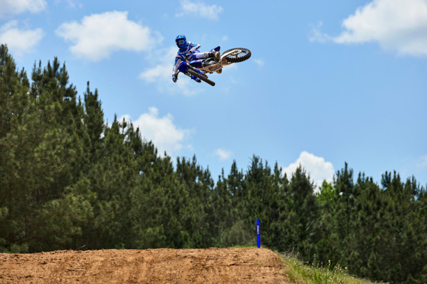 2026 yamaha yz450f eu icon blue action 004 03 11