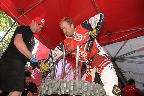 2013-09-Salminen Juha beim Reifenwechseln