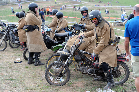 2014-09-wm-brioude1-purple-helmets