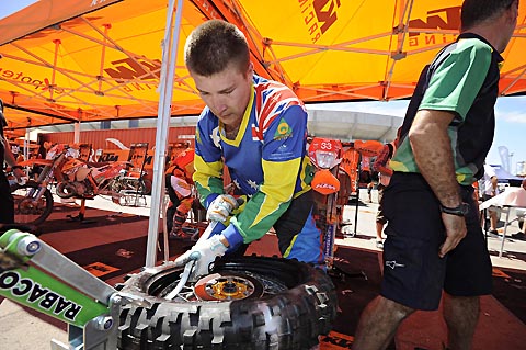 2014-11-isde4-reifenwechsel