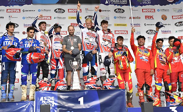 2022 09 03 podium trophy
