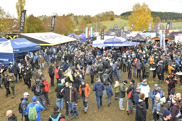 2025 10 25 ambiente fahrerlager voller besucher