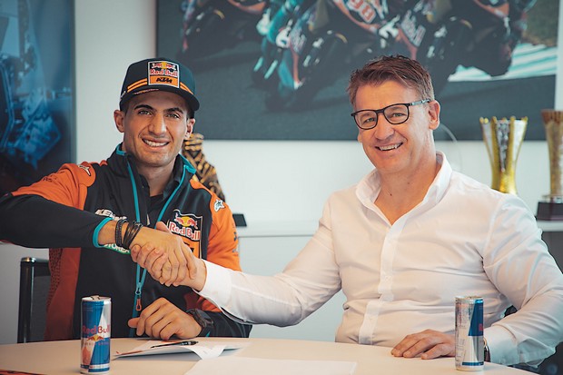 kevin benavides signs red bull ktm factory racing