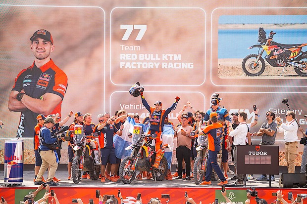 731015 luciano benavides ktm dakar rally 2026 saudi arabia 0529 podium