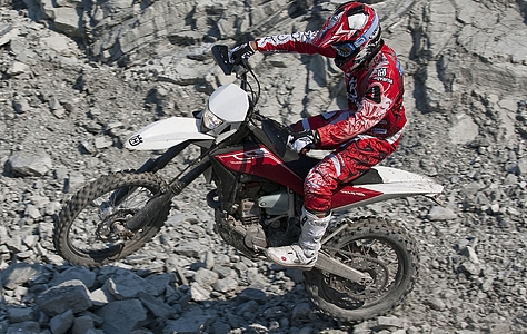 Husky_TE449_action-2011