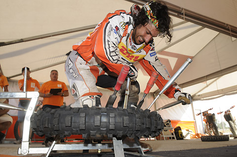 2010-08-WEC-11-Cervantes_beim_Reifenwechsel