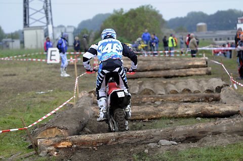 2010-10-dem-Tuch-Holzhindernisse
