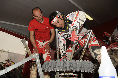 2011-4-cervantes-Reifenwechsel