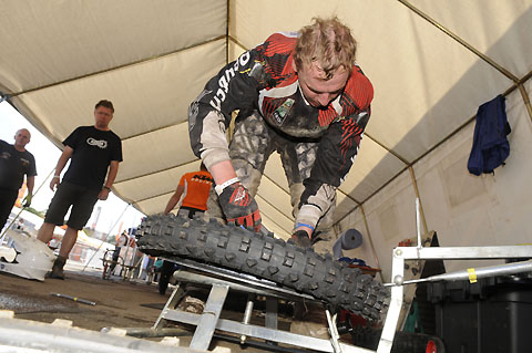 2011-8-isde-2-schroeter-reifenwechsel
