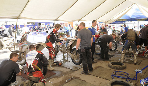 2011-8-isde-2-volle-Huette_im-deutschen_zelt