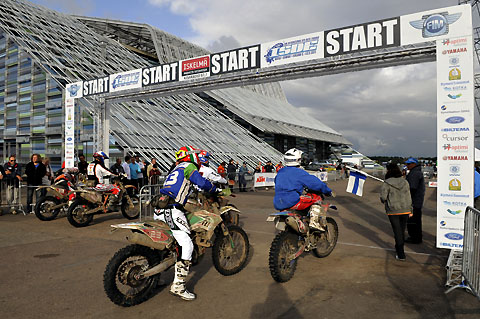 2011-8-isde-5-Start_in_die_Sonne