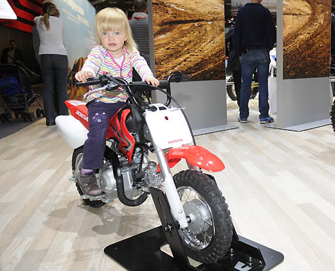 2012-10-intermot-girls-and-bikes