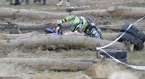 Hartmann_am_Boden_im_Endurotest